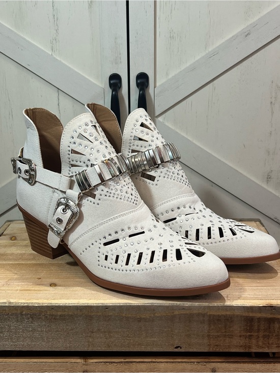 The Unbranded Brand Shoes - BOHO Cream Western Slip-On Ankle Boots Cutouts Silver -Tone Buckles Size 10 NEW